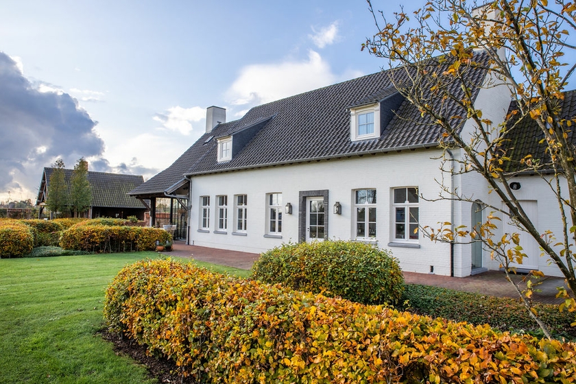 buitenschilderwerken landelijke villa door Lafaut Schilderwerken