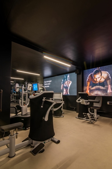 schilderen fitnessruimte door Lafaut Schilderwerken 