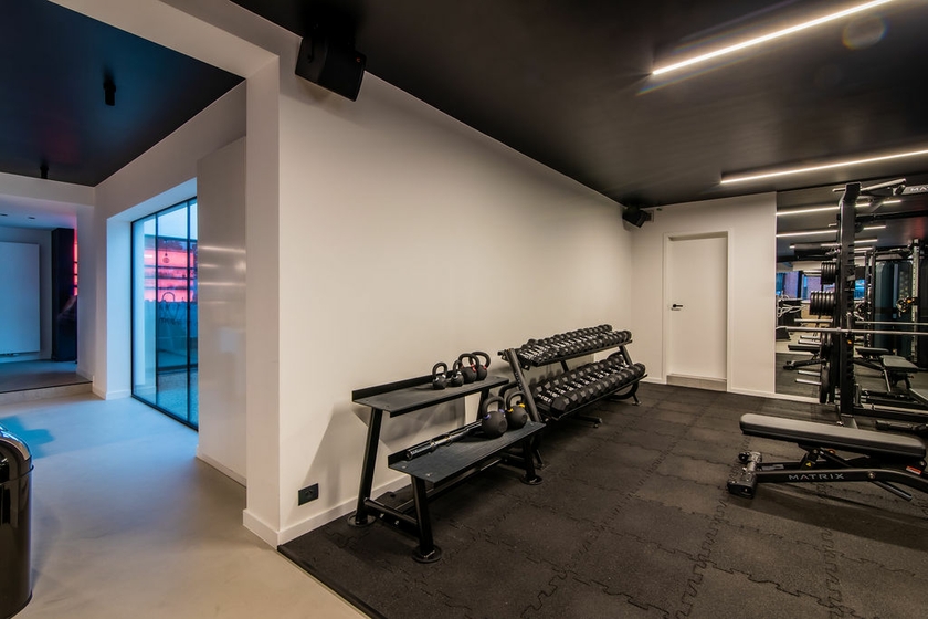 schilderen fitnessruimte door Lafaut Schilderwerken 